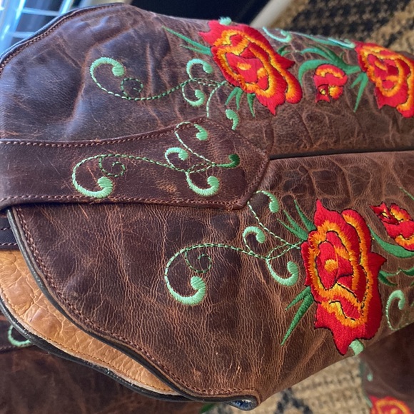 Excellence in motion wearing a fabulous Johnny Ringo boots🌺🌸🌺 - Picture 4 of 15